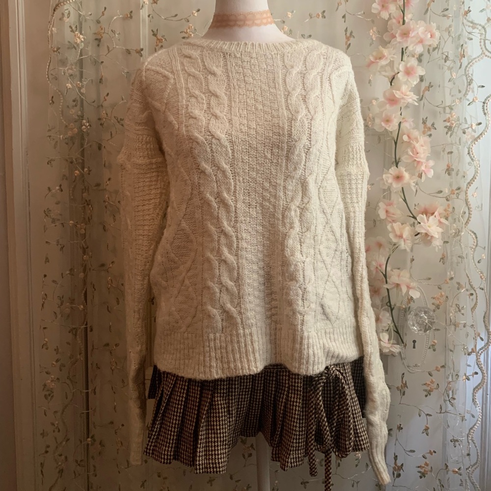 Abercrombie cream cable knit sweater size XS/S